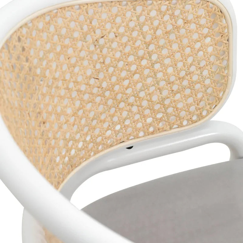 Moderner stilvoller Esszimmerstuhl mit Rattanlehne und weißen Stahlbeinen für Esszimmer und Küche, 2er-Set