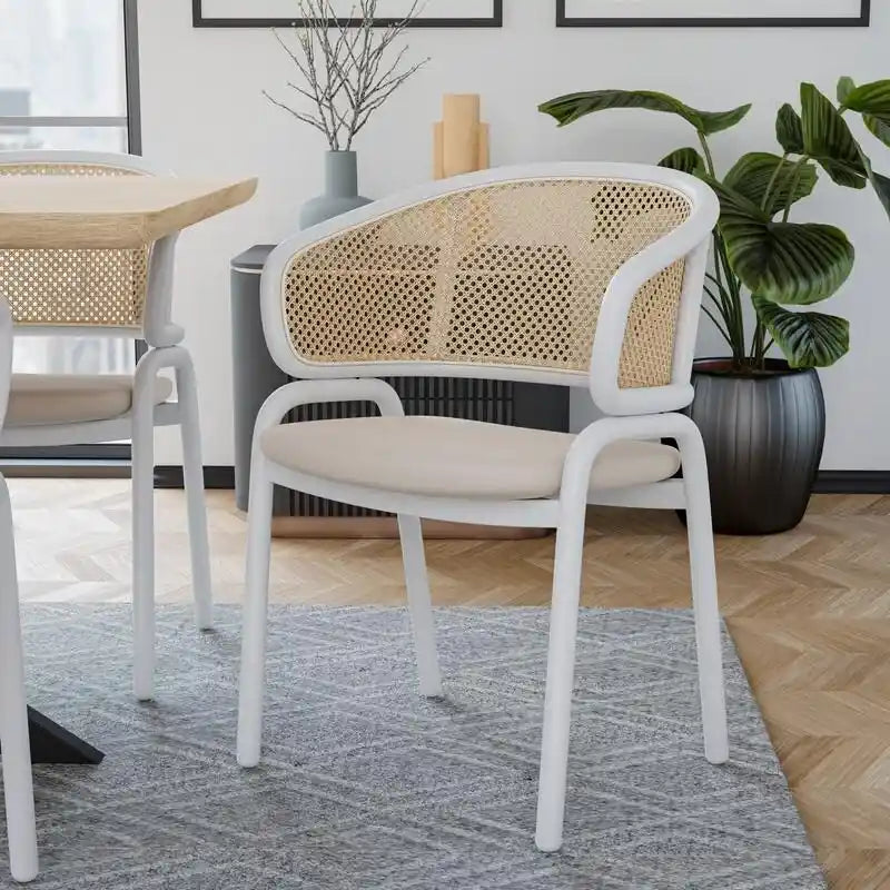 Moderner stilvoller Esszimmerstuhl mit Rattanlehne und weißen Stahlbeinen für Esszimmer und Küche, 2er-Set
