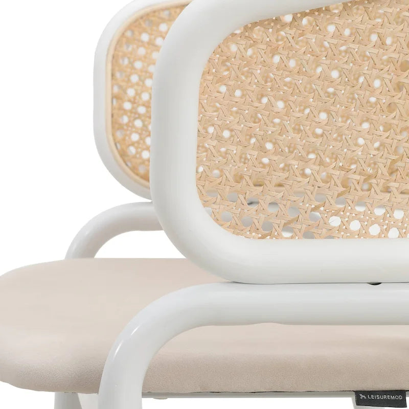 Moderner stilvoller Esszimmerstuhl mit Rattanlehne und weißen Stahlbeinen für Esszimmer und Küche, 2er-Set